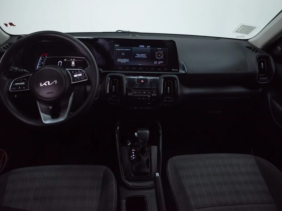 KIA Sonet — foto 15 de 17