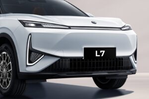 Vista frontal del Dongfeng L7 con luces LED