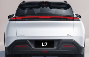 Vista trasera del Dongfeng L7 con luces LED