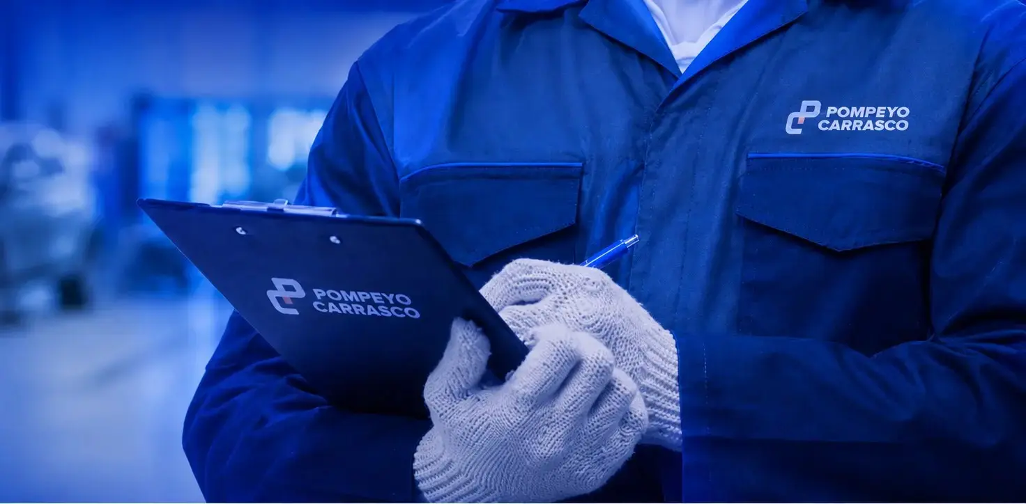 Técnico de Pompeyo Carrasco con uniforme y guantes revisando una pauta de servicio