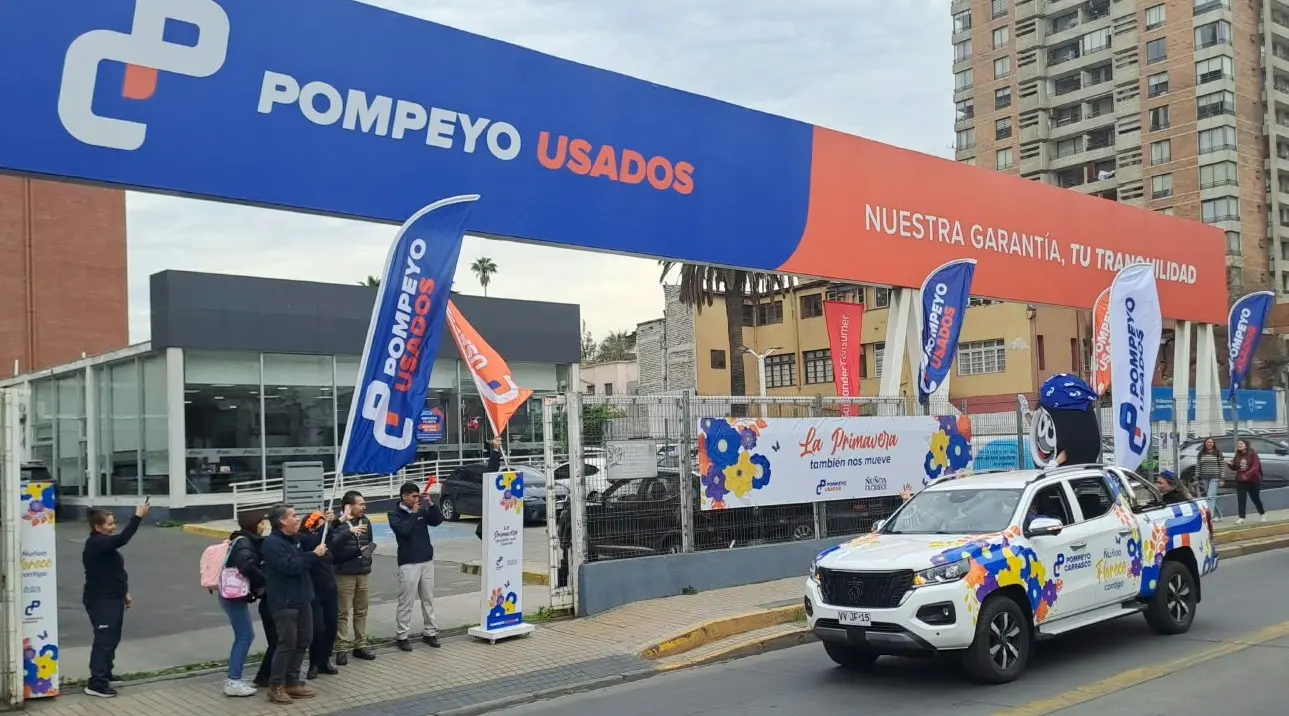 Caravana de Ñuñoa Florece frente a Pompeyo Usados