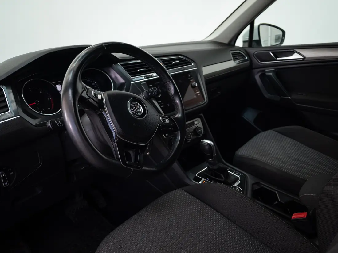 Volkswagen Tiguan — foto 12 de 19