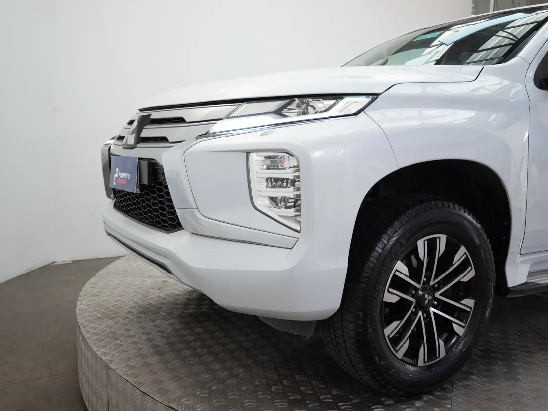 Mitsubishi Montero Sport — foto 18 de 20