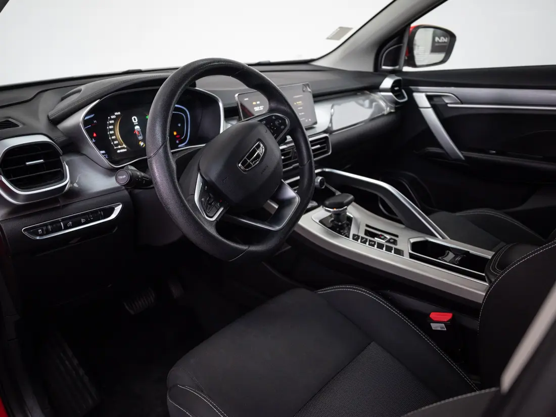 Geely Coolray — foto 10 de 18