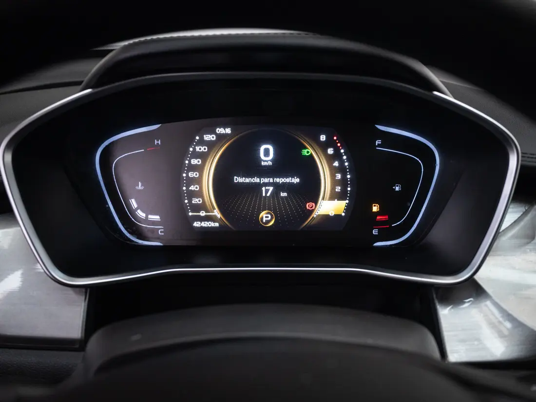 Geely Coolray — foto 12 de 18