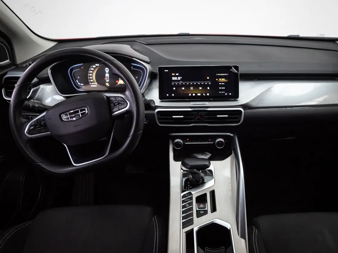 Geely Coolray — foto 14 de 18