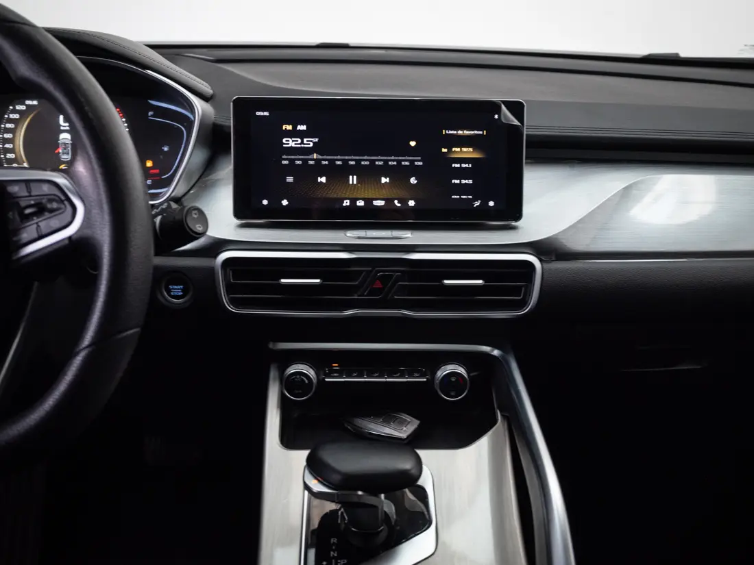 Geely Coolray — foto 15 de 18