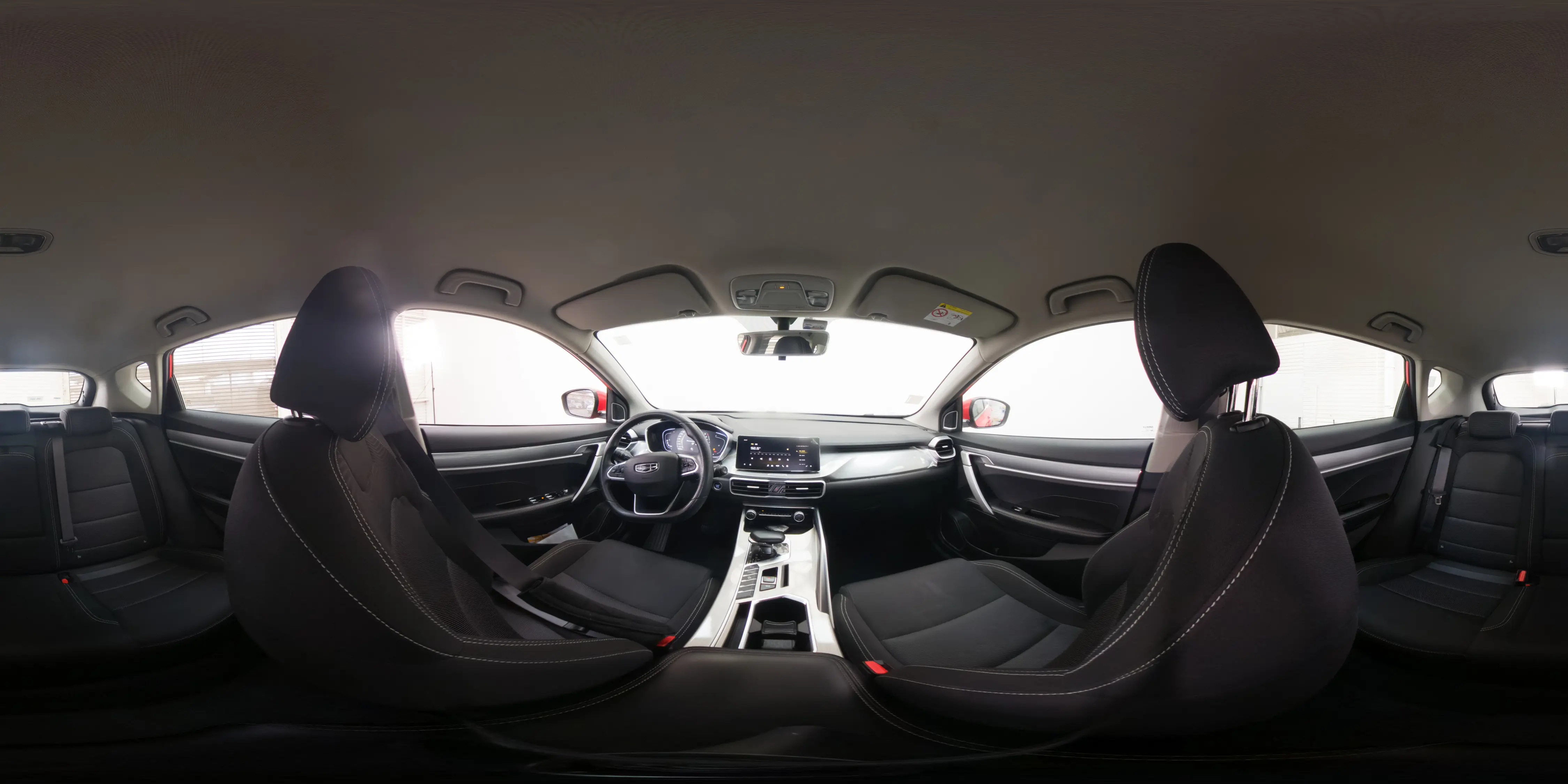 Geely Coolray — foto 18 de 18
