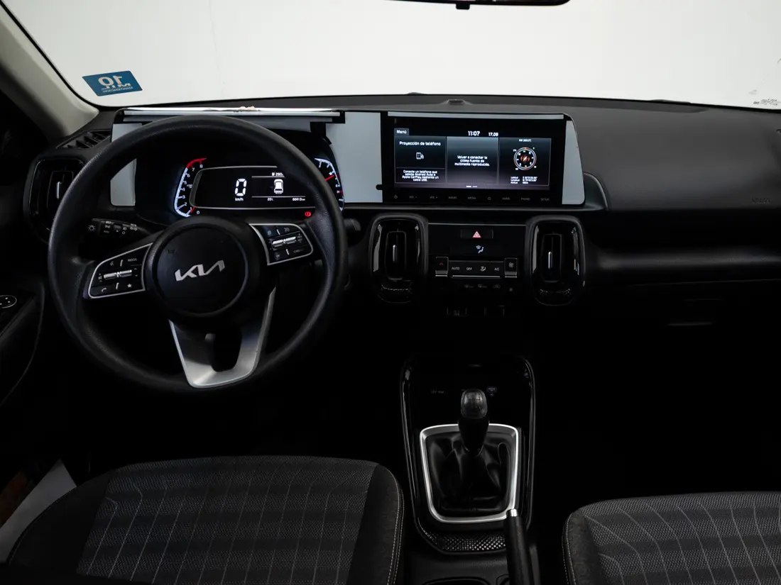 KIA Sonet — foto 14 de 18