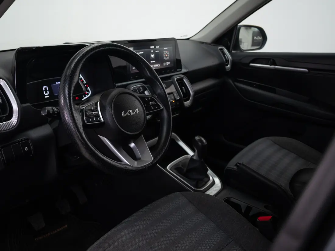 KIA Sonet — foto 11 de 20