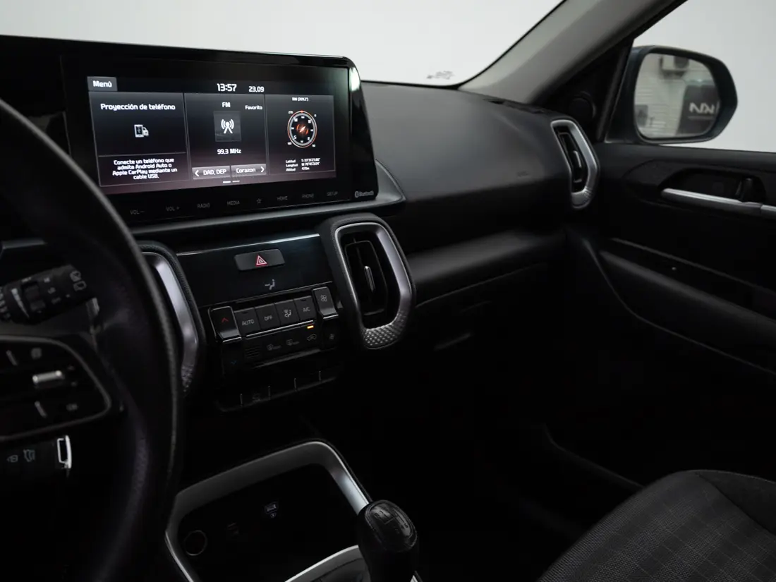 KIA Sonet — foto 12 de 20