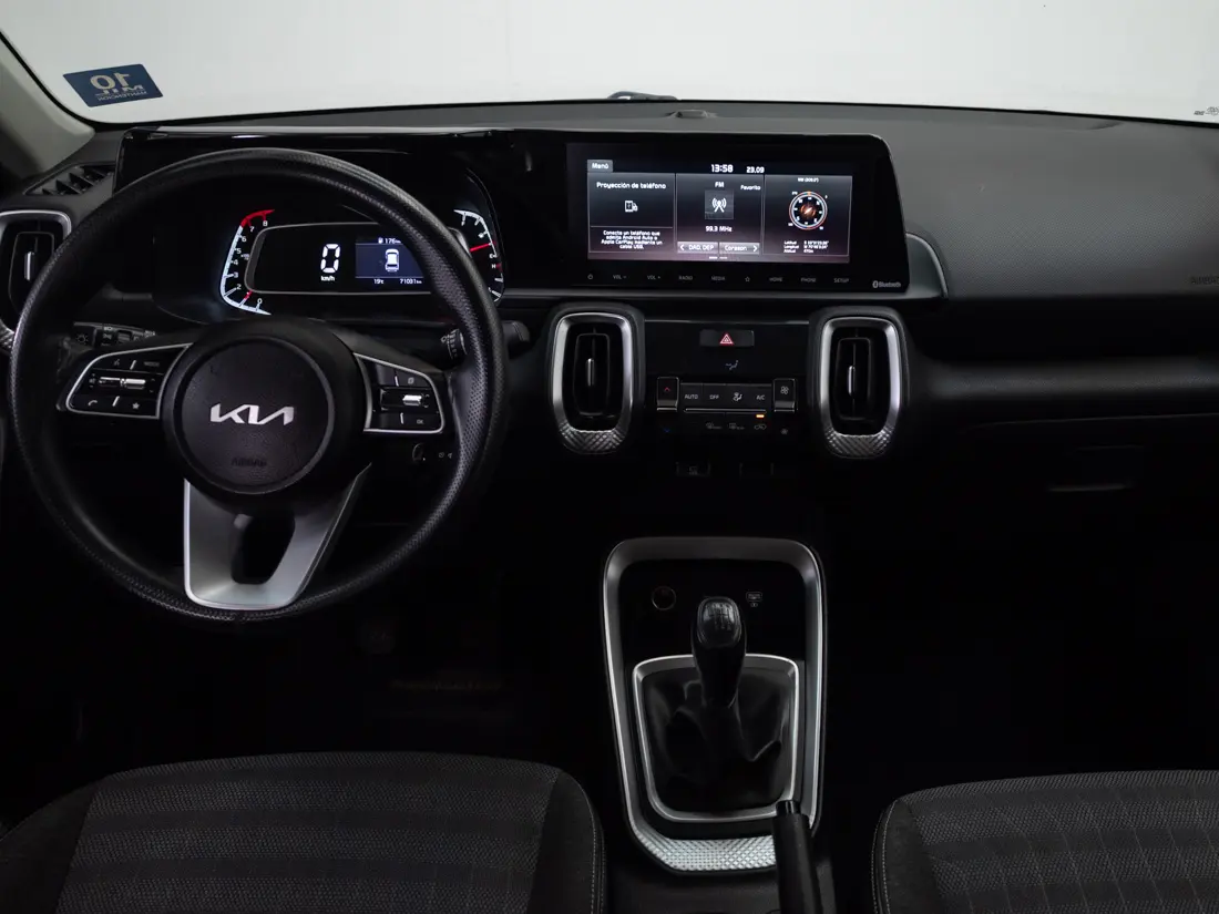 KIA Sonet — foto 15 de 20