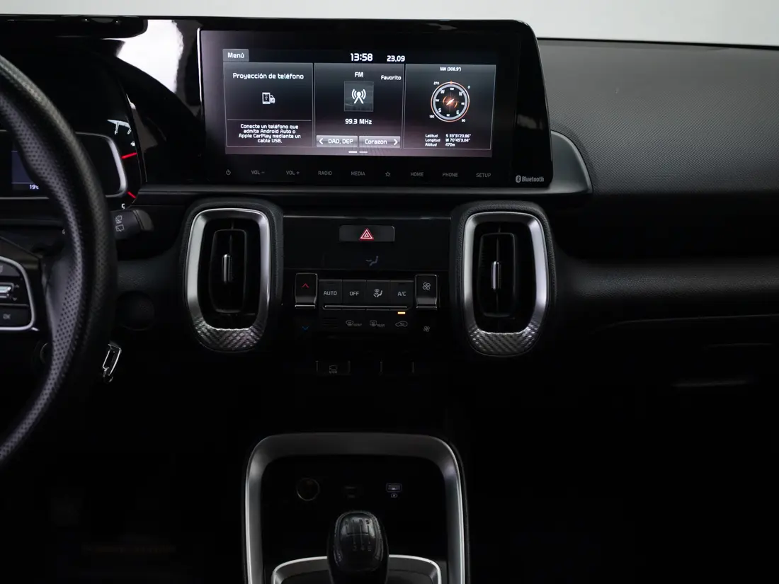 KIA Sonet — foto 16 de 20