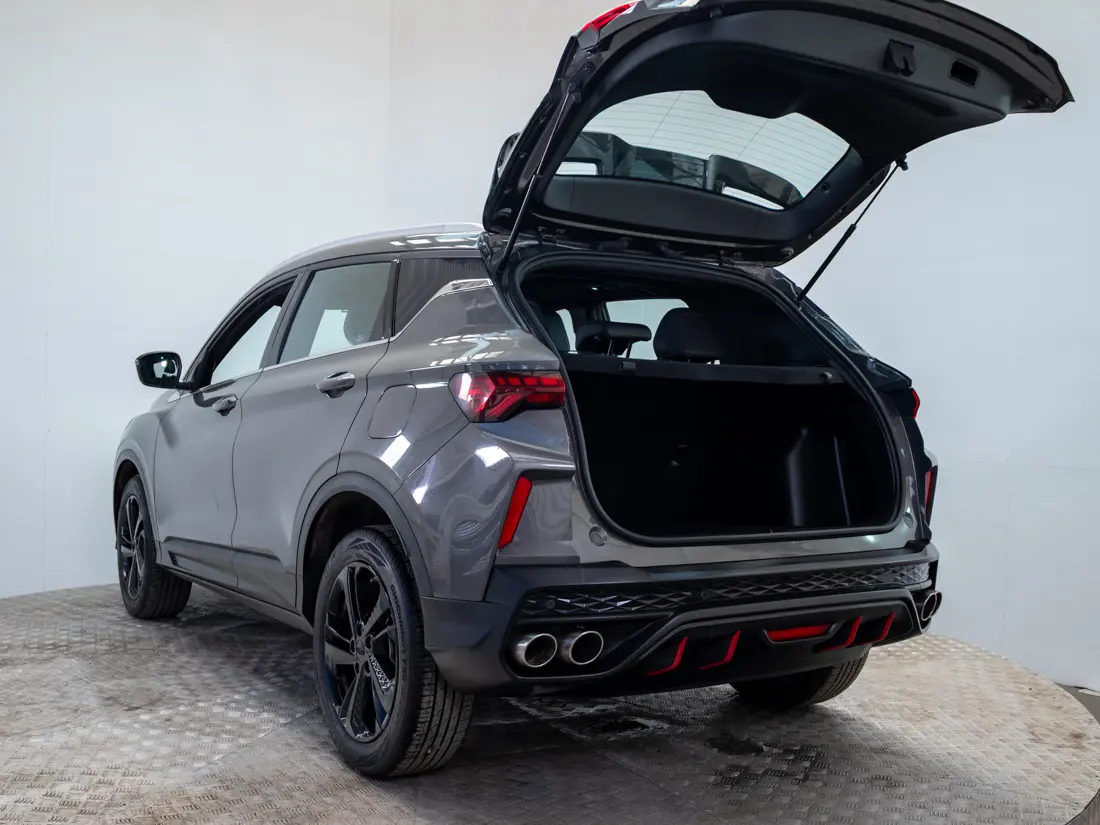 Geely Coolray — foto 10 de 20