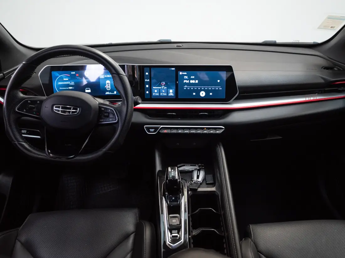 Geely Coolray — foto 18 de 20