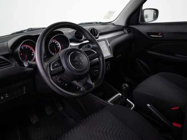 SUZUKI SWIFT 2025 usado — Pompeyo Carrasco — foto 11