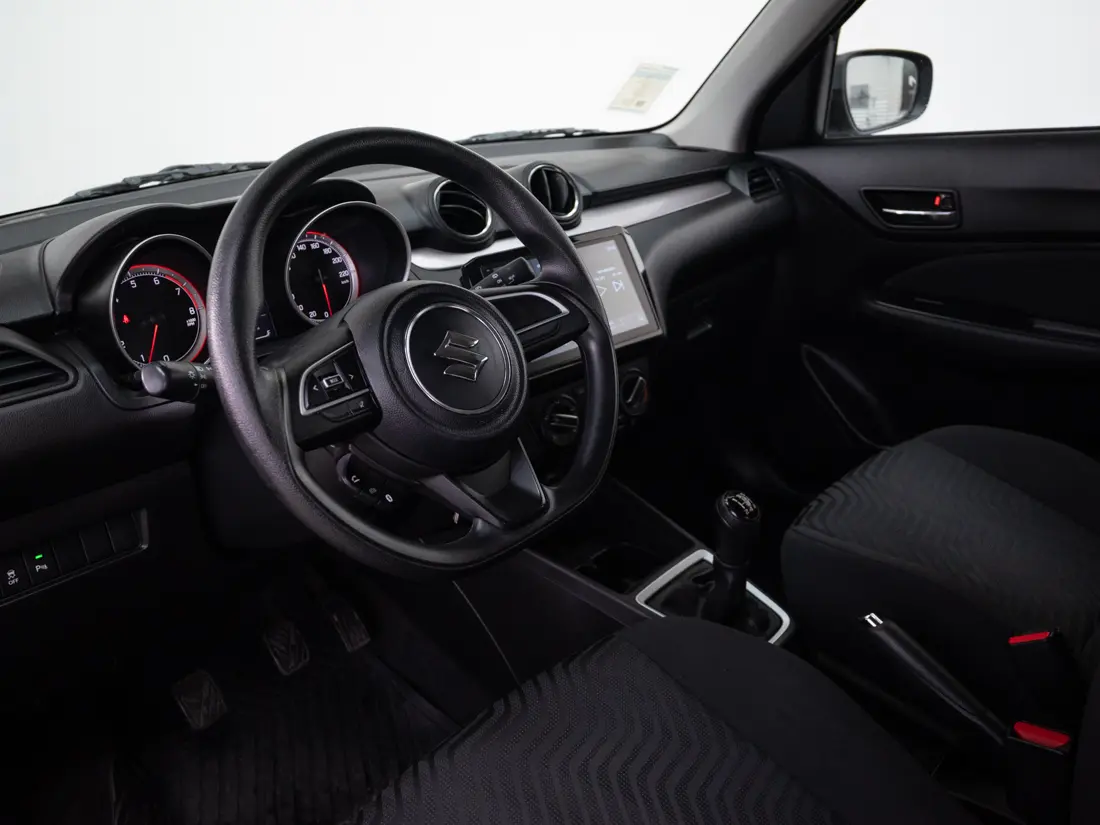 Suzuki Swift — foto 11 de 19