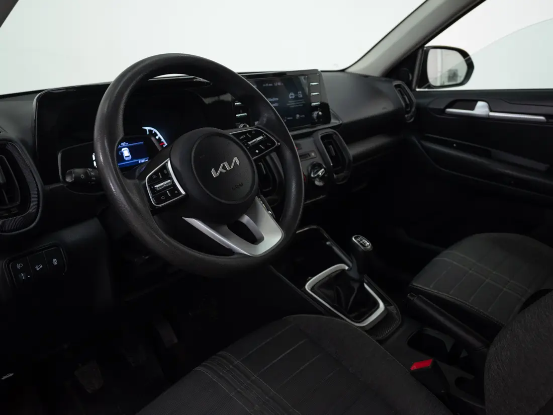 KIA Sonet — foto 10 de 18