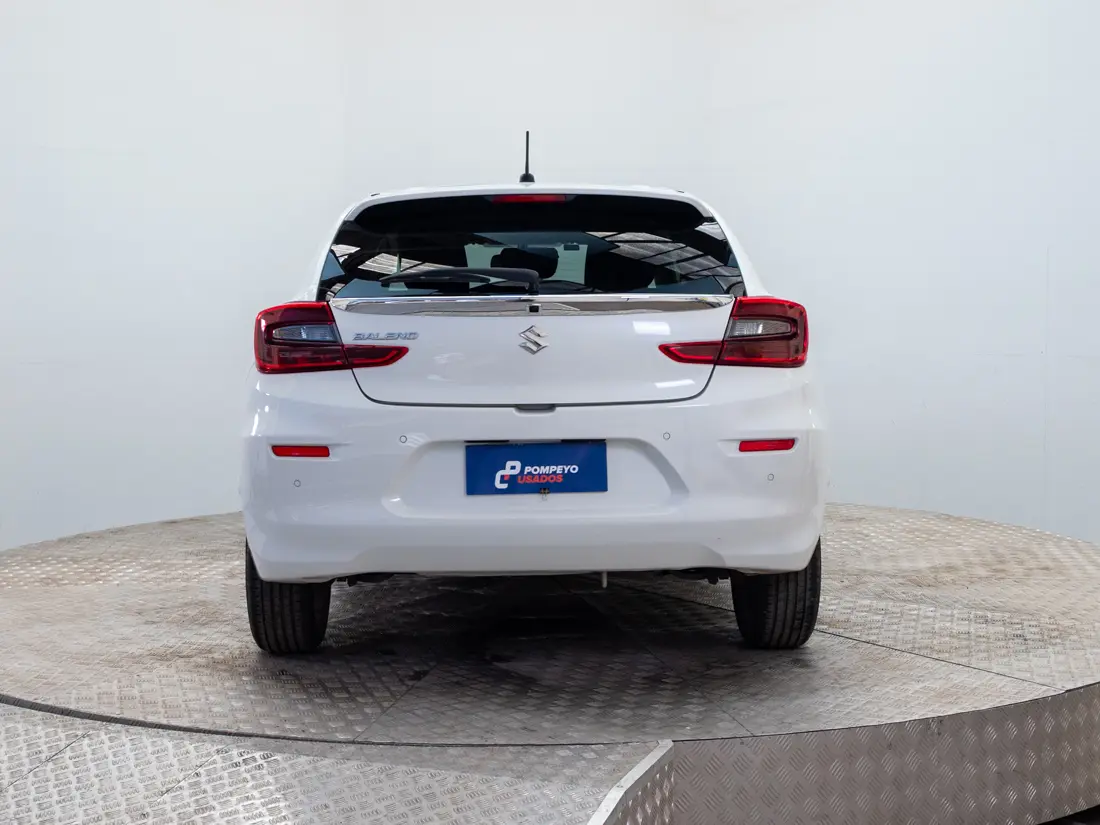 Suzuki Baleno — foto 5 de 18