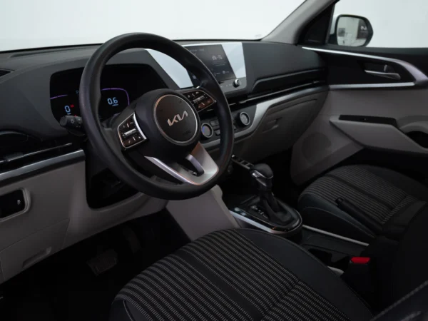 Kia CARENS 2025 usado — Pompeyo Carrasco — foto 11