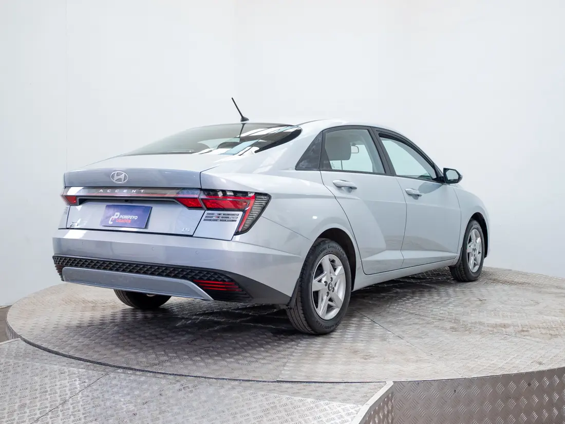 Hyundai Accent — foto 5 de 19