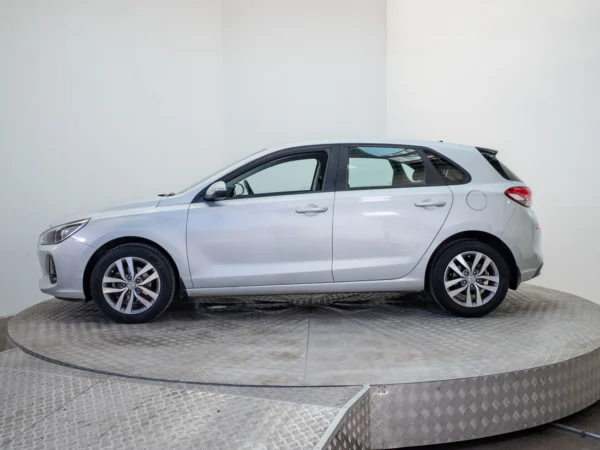 HYUNDAI I-30 2018 usado — Pompeyo Carrasco — foto 3