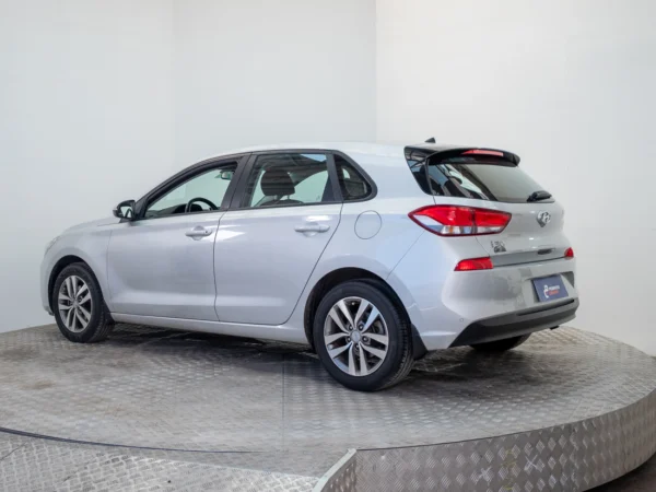 HYUNDAI I-30 2018 usado — Pompeyo Carrasco — foto 4