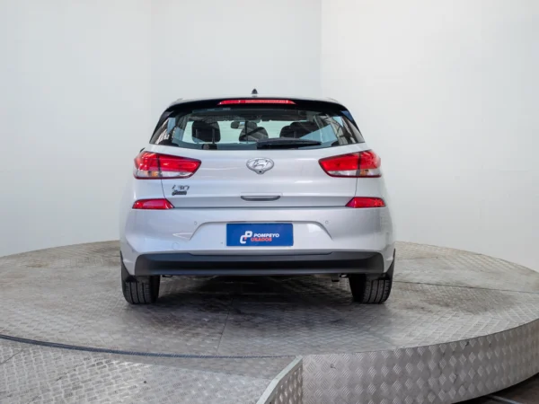 HYUNDAI I-30 2018 usado — Pompeyo Carrasco — foto 5