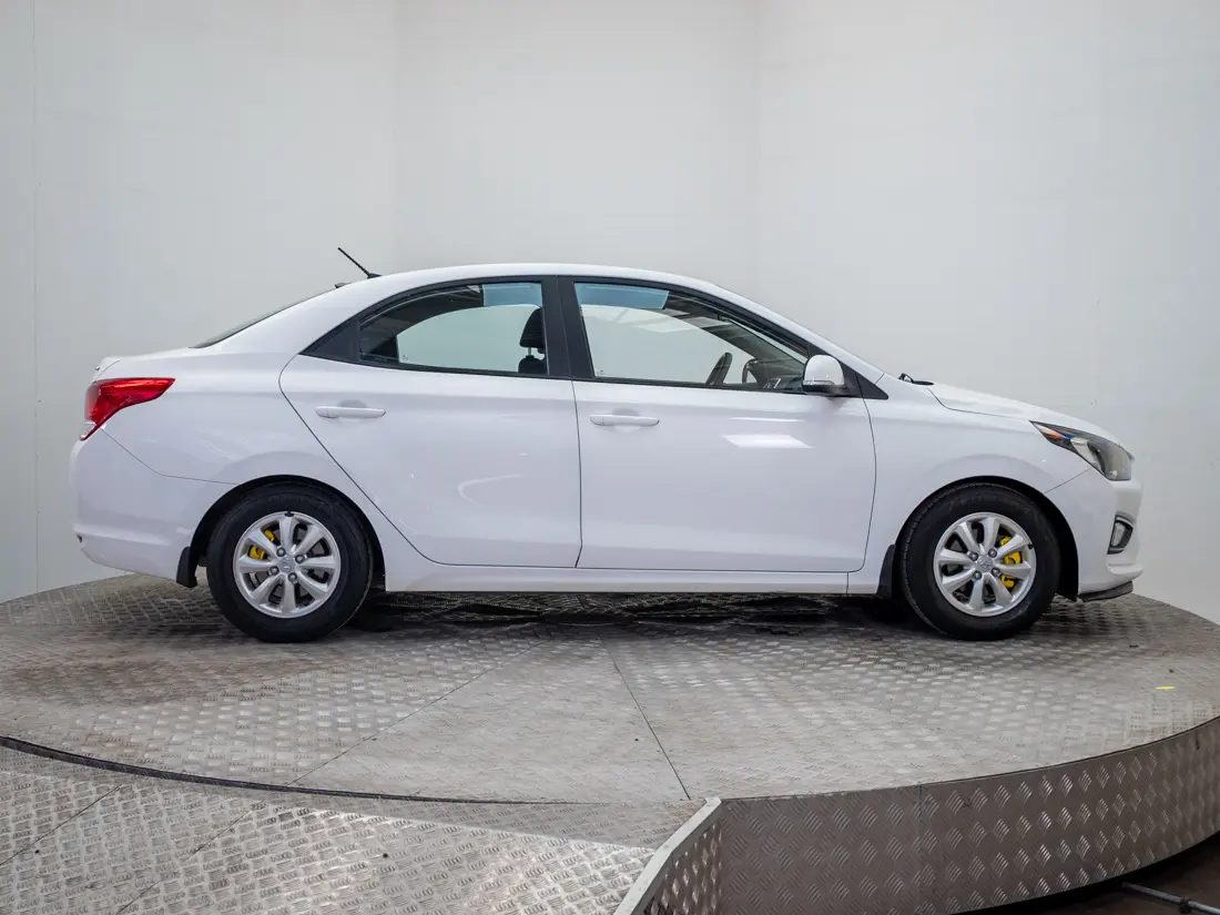 Hyundai Verna — foto 8 de 19