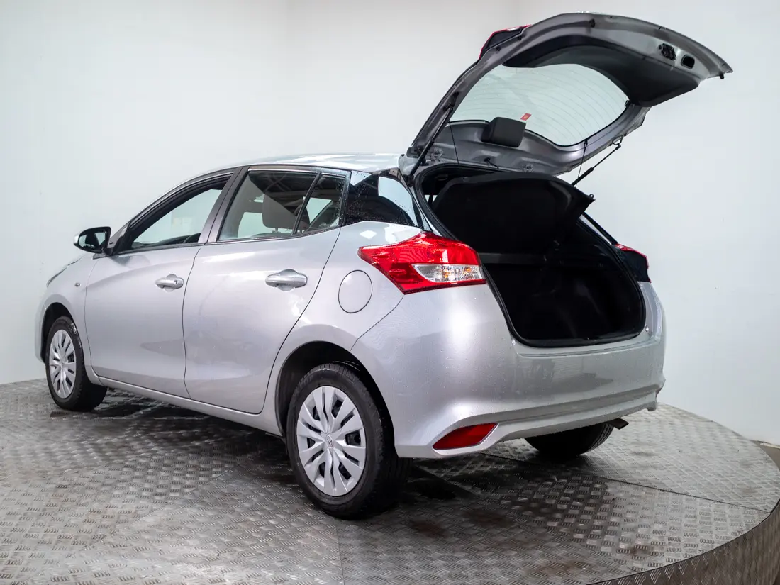 Toyota Yaris — foto 9 de 19