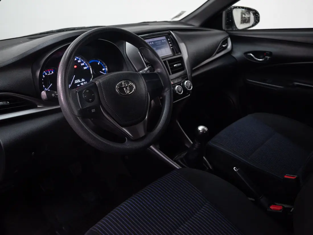 Toyota Yaris — foto 10 de 19