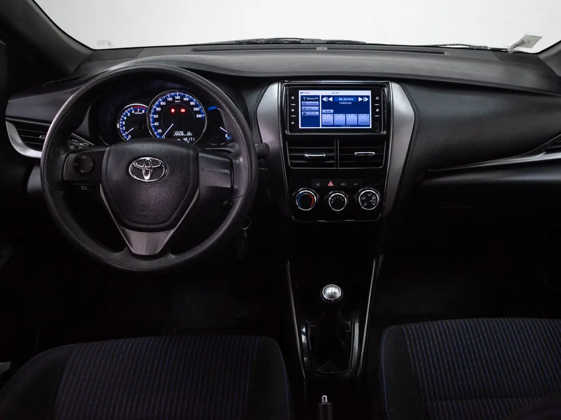 Toyota Yaris — foto 14 de 19