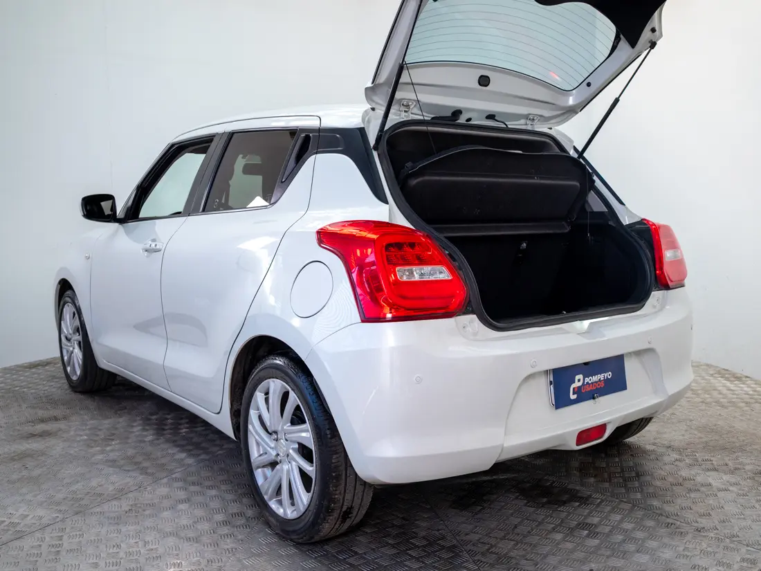 Suzuki Swift — foto 9 de 19
