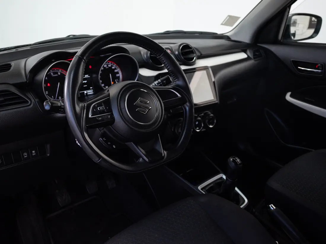 Suzuki Swift — foto 10 de 19