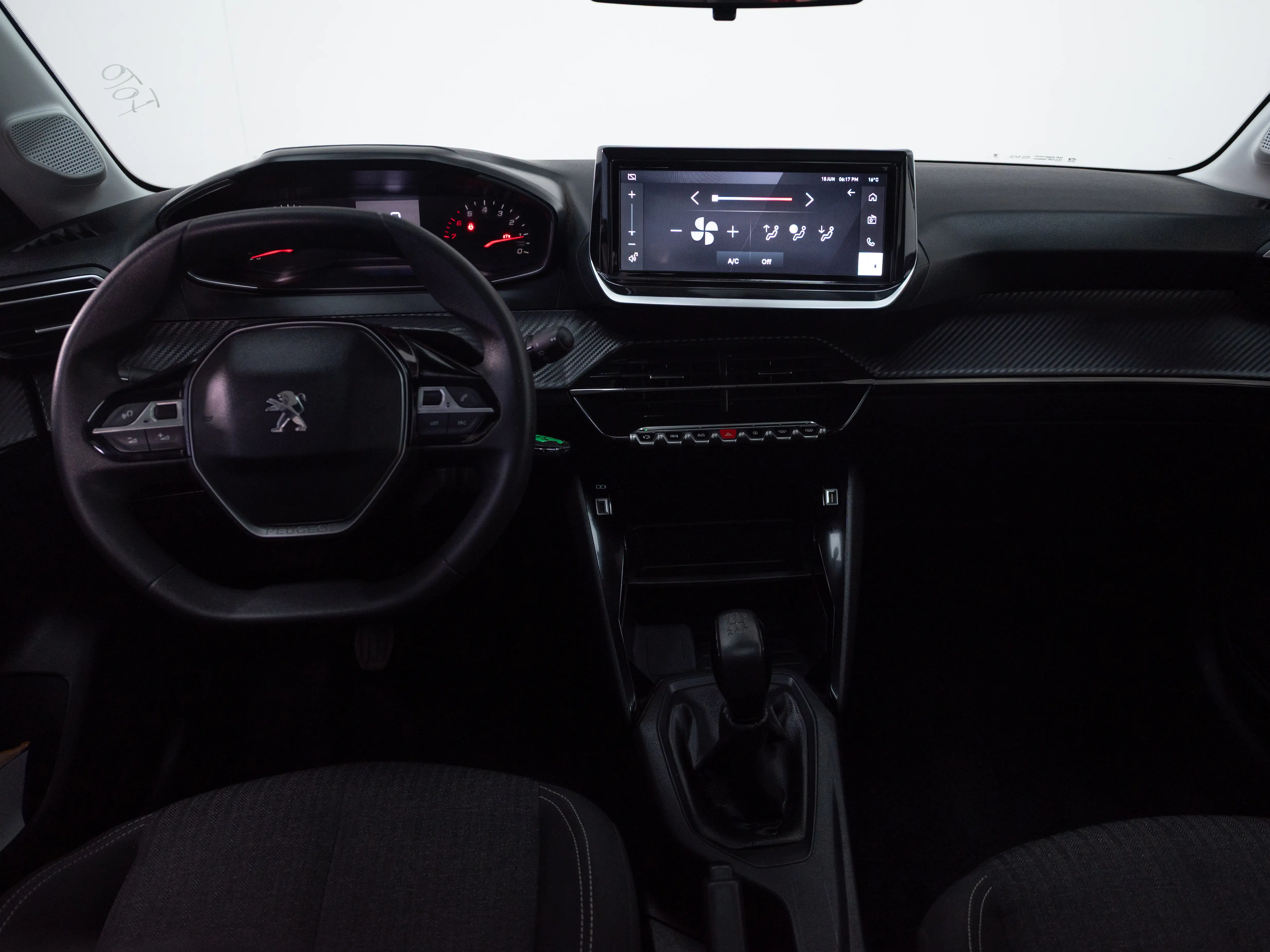 Peugeot 208 — foto 14 de 19
