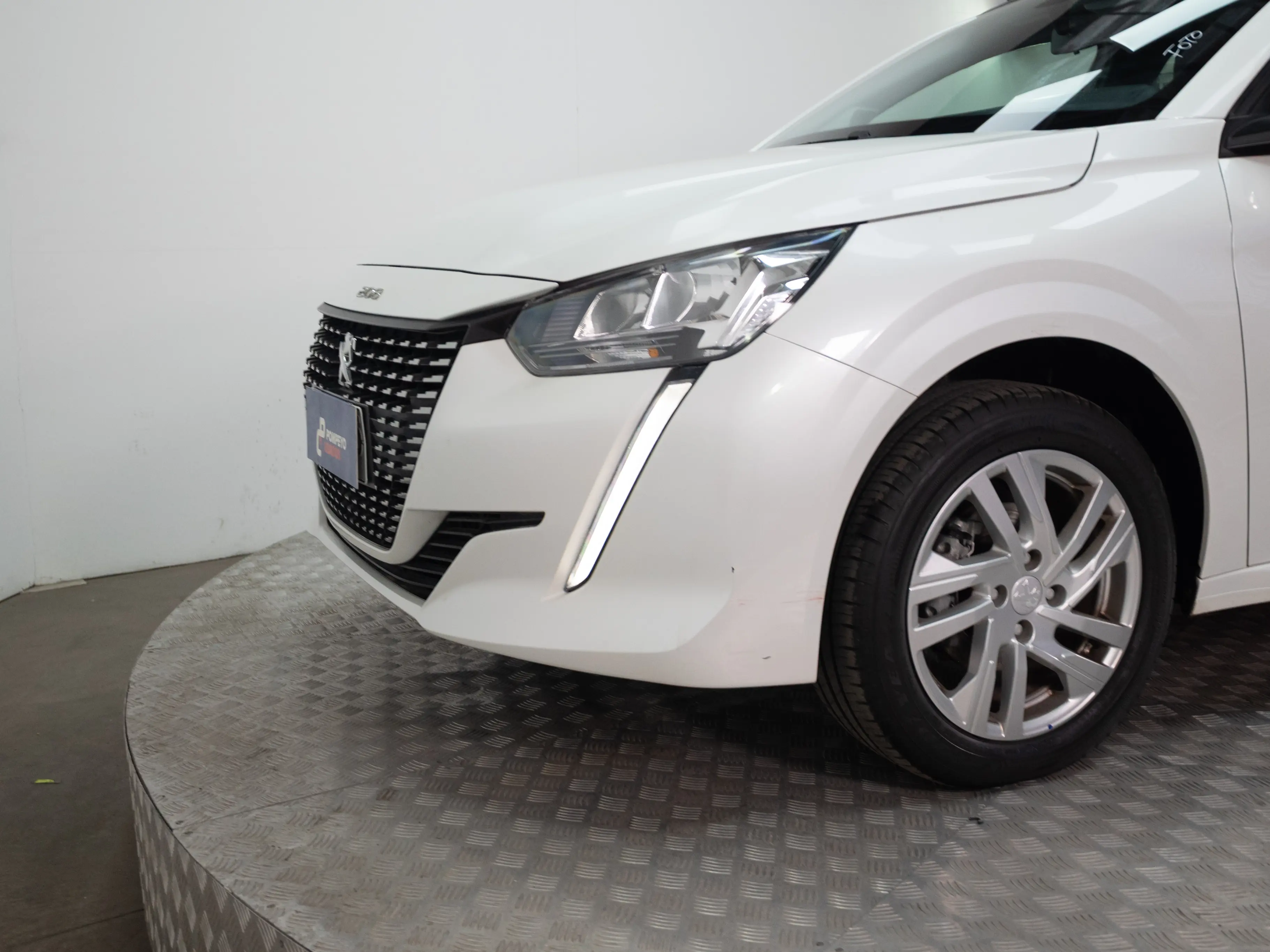Peugeot 208 — foto 18 de 19