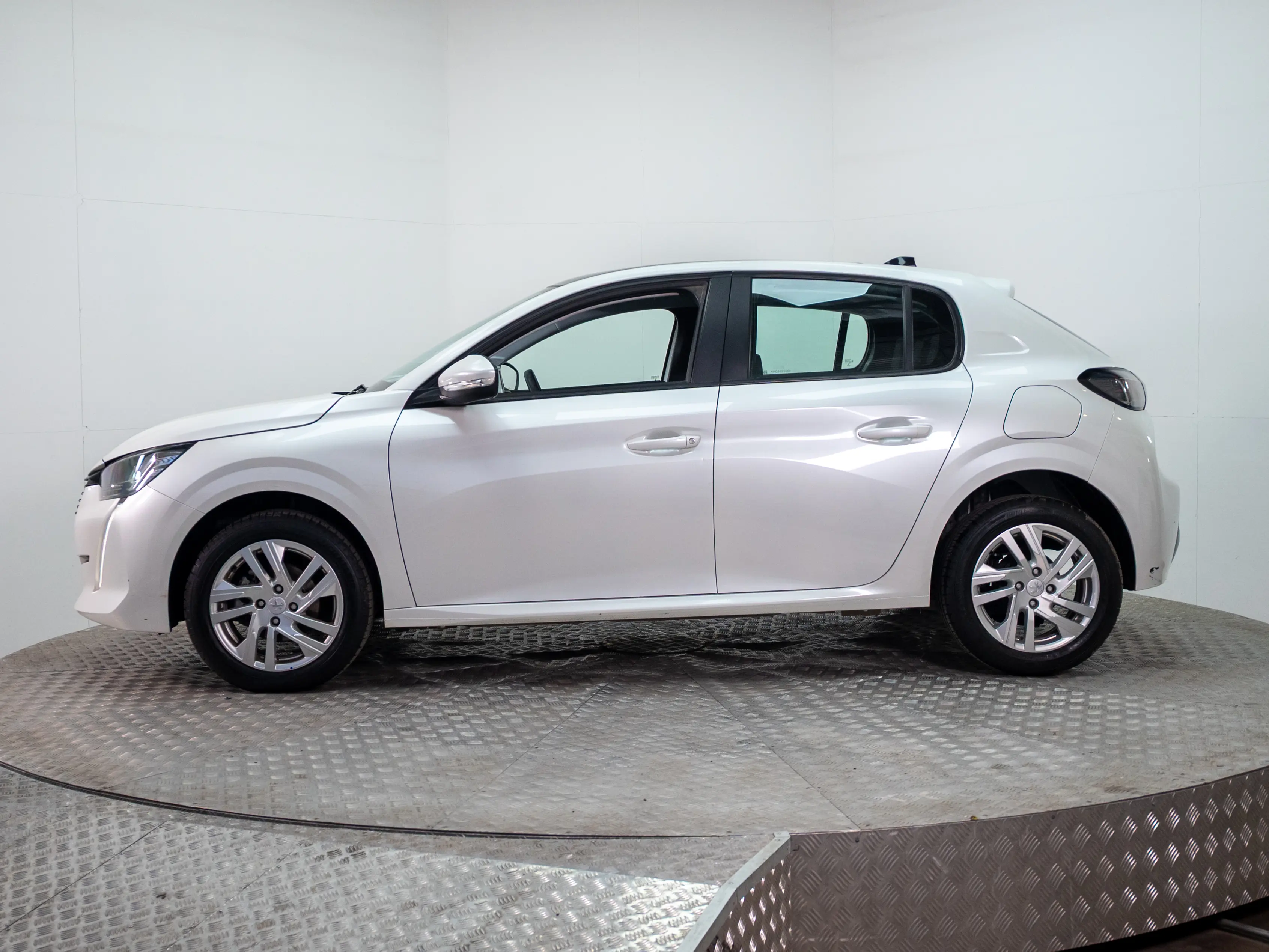 Peugeot 208 — foto 3 de 19