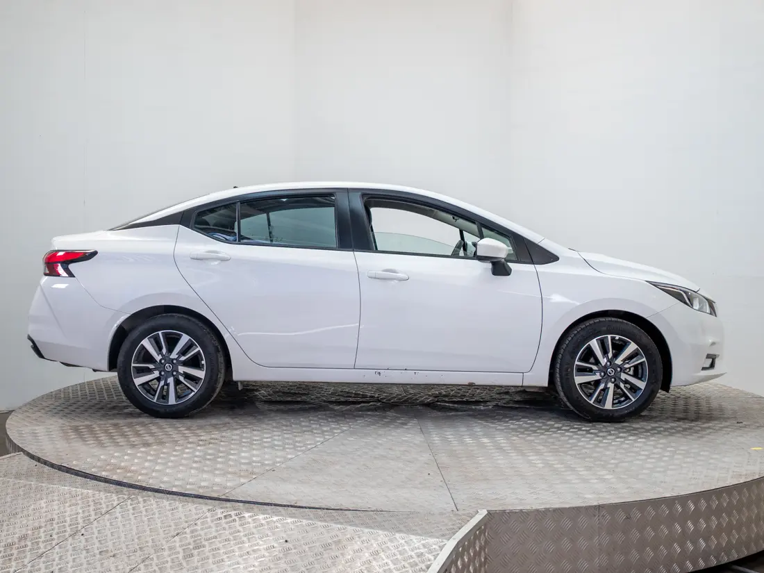 Nissan Versa — foto 7 de 19