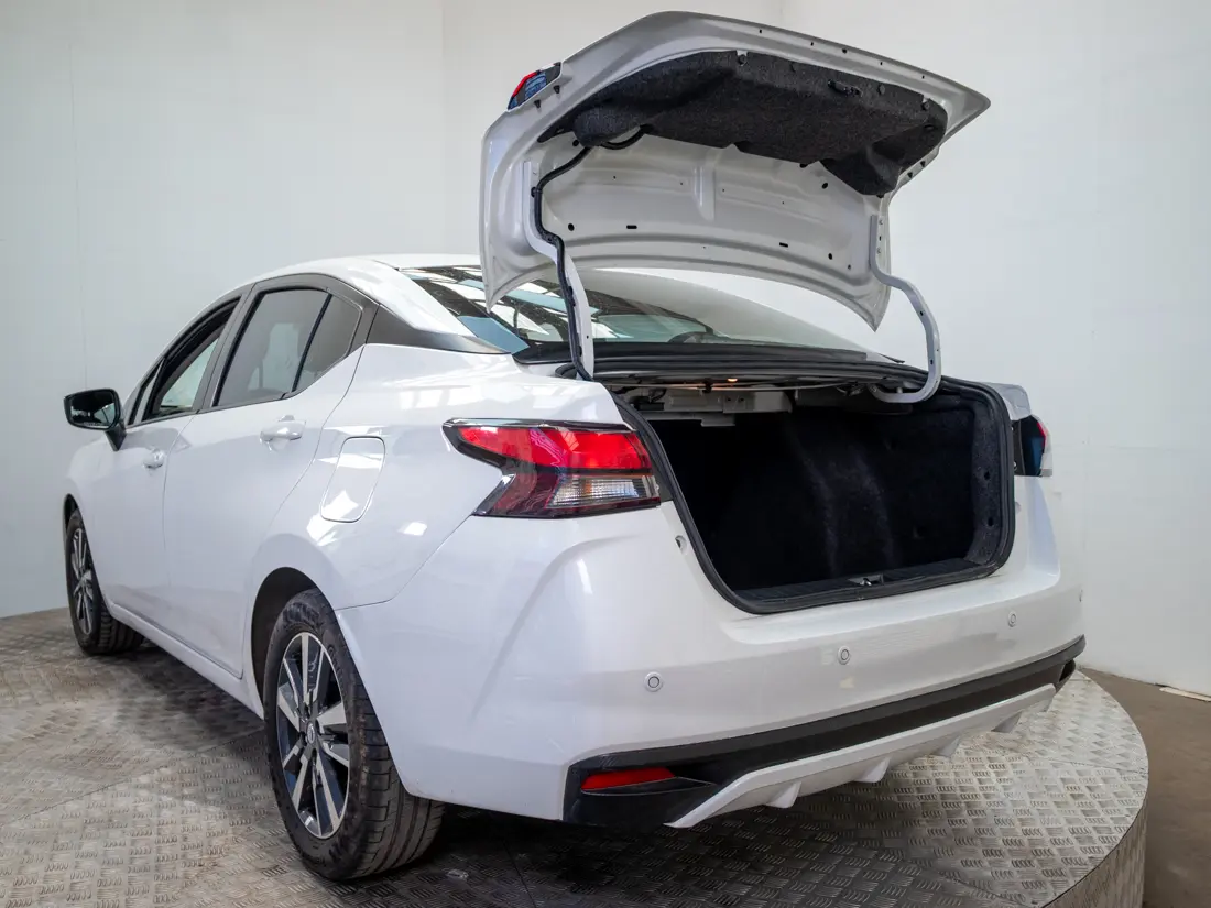 Nissan Versa — foto 9 de 19