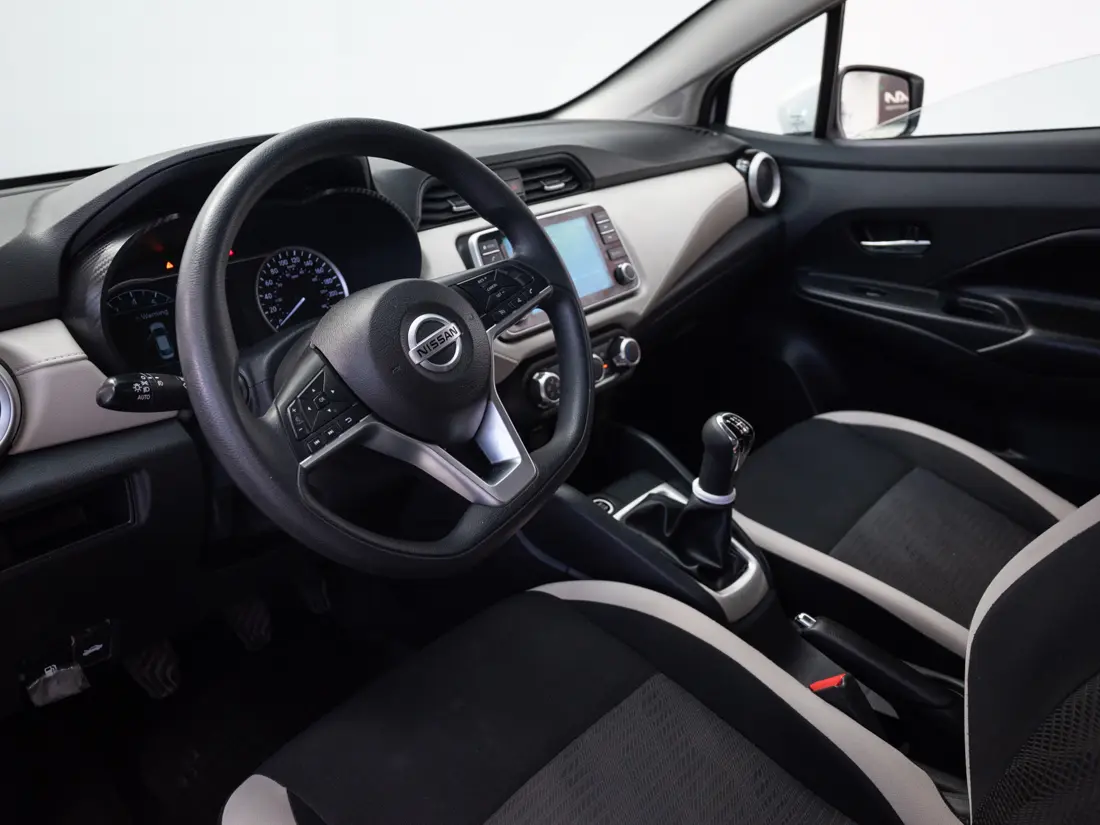 Nissan Versa — foto 10 de 19