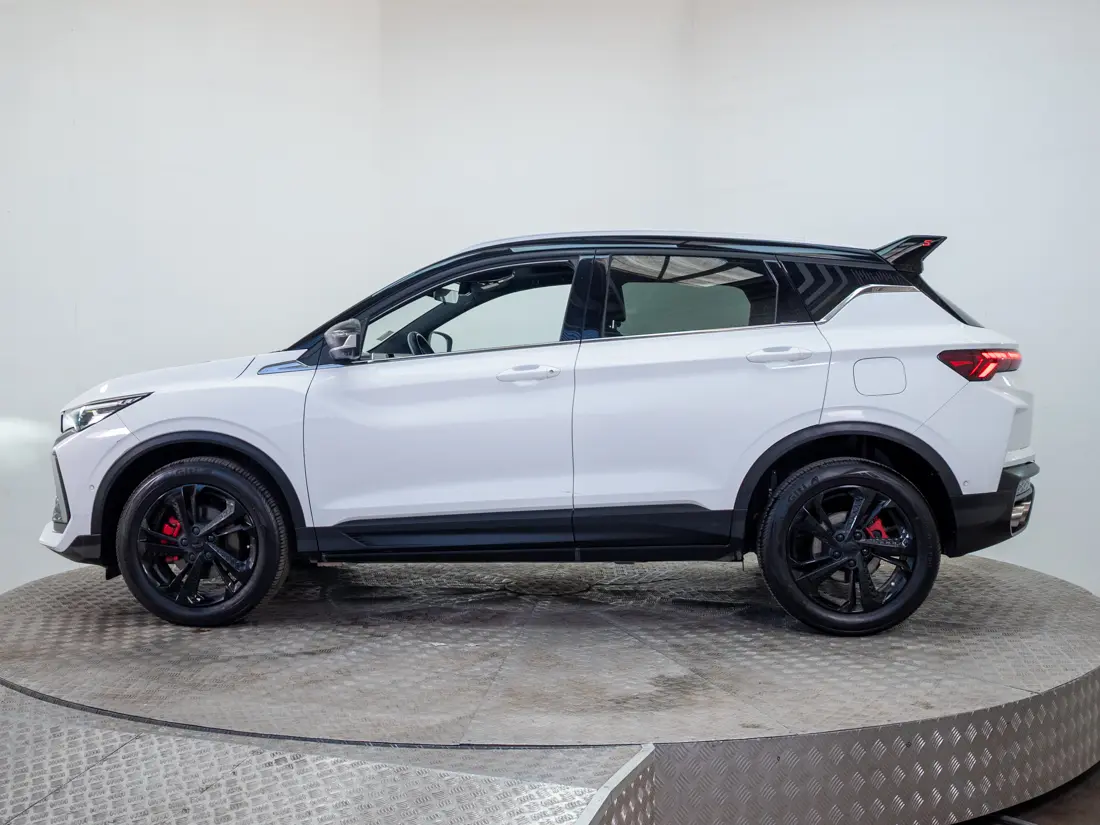 Geely Coolray — foto 3 de 18