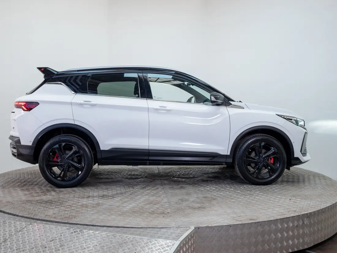 Geely Coolray — foto 7 de 18
