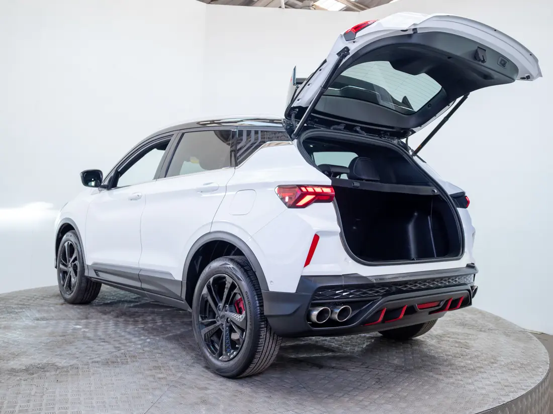 Geely Coolray — foto 9 de 18