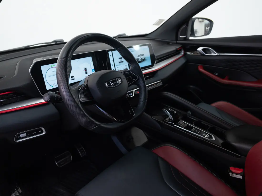 Geely Coolray — foto 10 de 18
