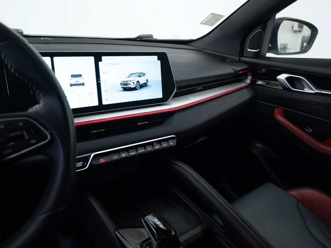 Geely Coolray — foto 11 de 18