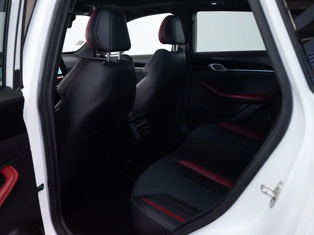 Geely Coolray — foto 13 de 18