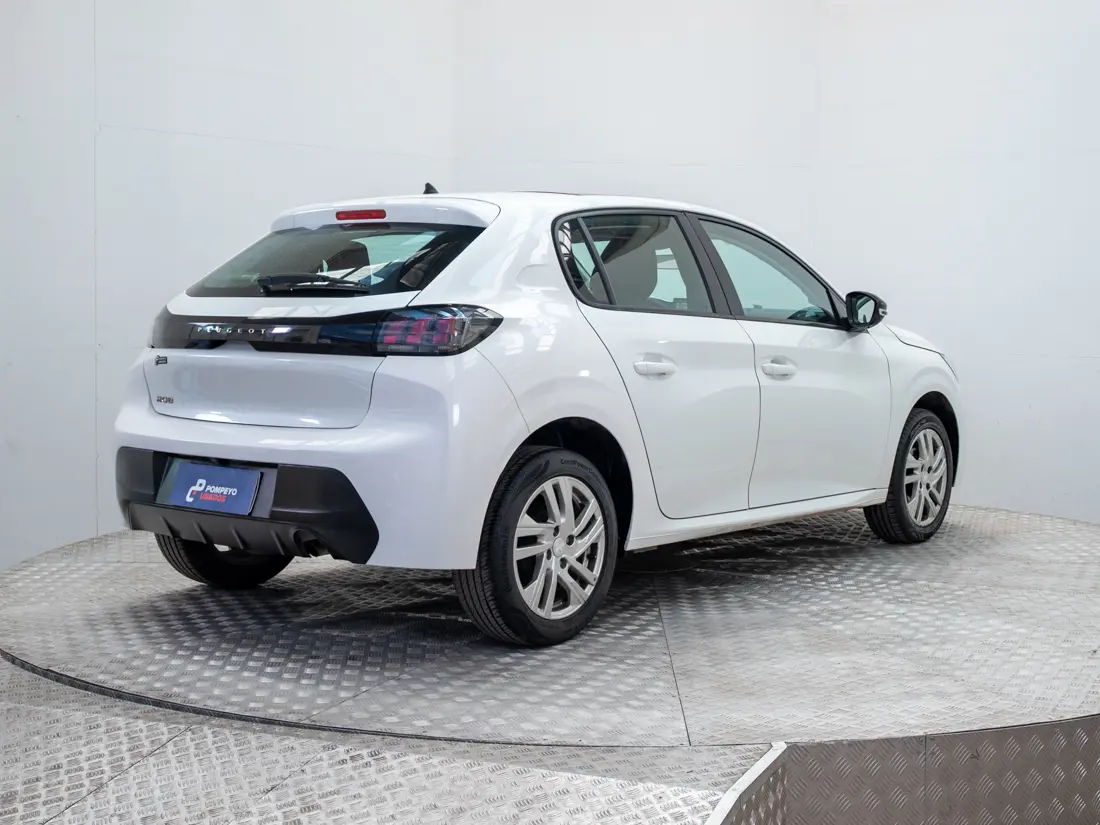 Peugeot 208 — foto 6 de 19