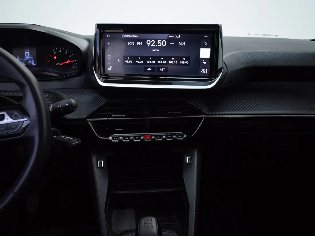 Peugeot 208 — foto 15 de 19