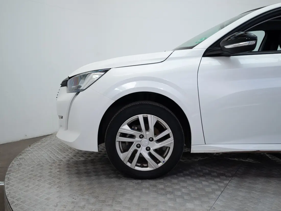 Peugeot 208 — foto 16 de 19