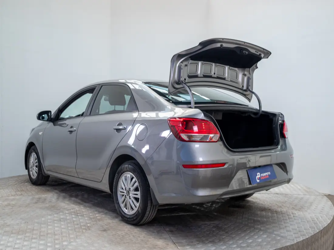 KIA Soluto — foto 10 de 19